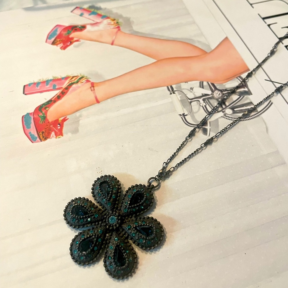 Vintage necklace with blue stone details
